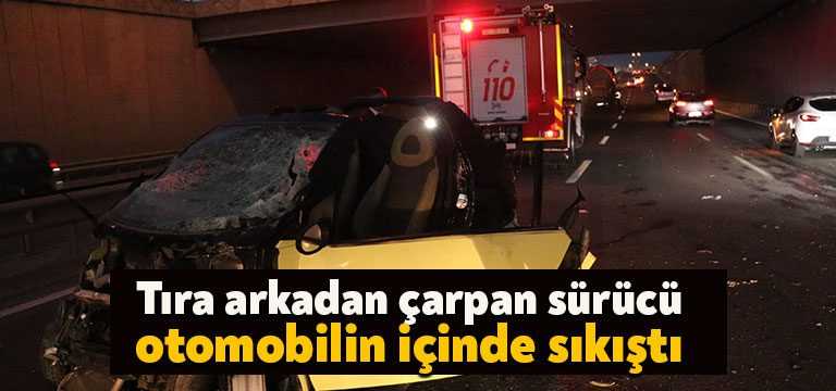 Kocaeli’de arkadan tıra çarpan sürücü, Smart marka otomobilin içerisinde sıkıştı.
