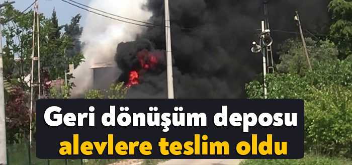 Kocaeli'nin Çayırova ilçesinde bulunan bir geri dönüşüm deposu alev alev