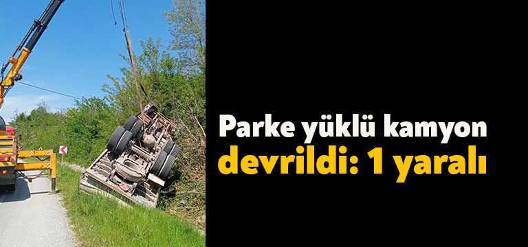 Kandıra Sucuali mevkisinde parke yüklü kamyonun devrilmesi sonucu meydana gelen