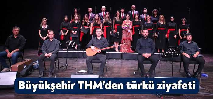 Kocaeli Büyükşehir Belediyesi’nin “Bin Nefes Bin Yürek Türküler” konserinde vatandaşlar
