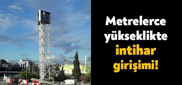 İzmit'te eski Carrefour AVM önünde bulunan reklam panosunun üzerine çıkan
