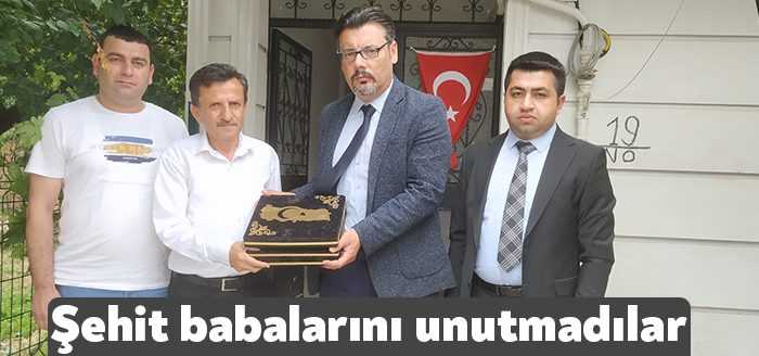 İzmit Belediyesi, babalar günü kapsamında şehit babalarını ziyaret ederek Babalar