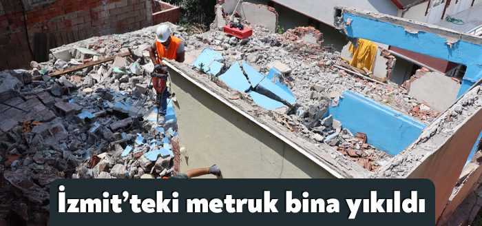 İzmit Belediyesi, kent genelinde hasarlı ve metruk binalarla ilgili çalışmalarına