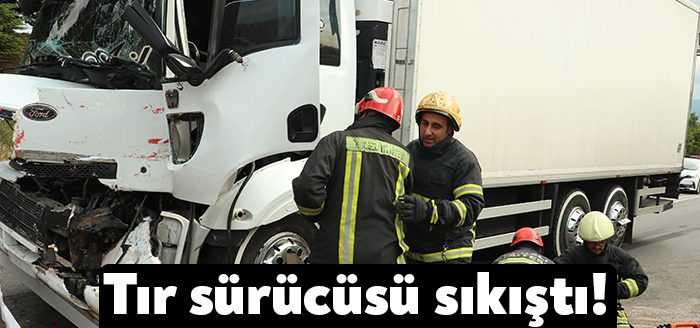 Kocaeli TEM Otoyolu'nda yavaşlayan trafikte duramayan sürücü idaresindeki tır, kamyona