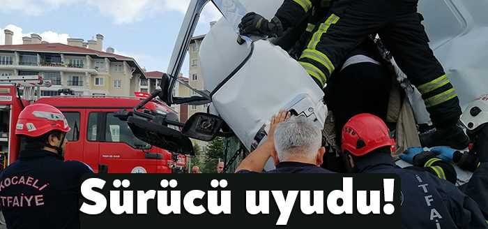  Kocaeli TEM Otoyolu'nda sürücüsü uyuyan tır, başka bir tıra arkadan