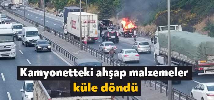 Kocaeli'nin Derince ilçesi TEM Otoyolunda seyir halindeki kamyonette çıkan yangında,