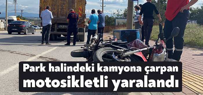 Kocaeli'nin Gebze ilçesinde park halindeki kamyona çarparak altında kalan motosiklet