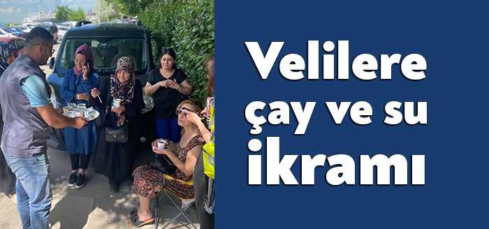 Yükseköğretim Kurumlar Sınavı (YKS) için Körfez’de öğrenciler sınava girerken, veliler
