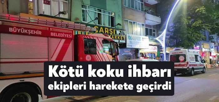 Kocaeli'nin İzmit ilçesinde bir apartmandan gelen kötü kokudan şüphelenen vatandaşlar,