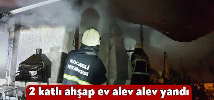 Kandıra Özbey Mahallesinde bulunan 2 katlı ahşap evde çıkan yangın