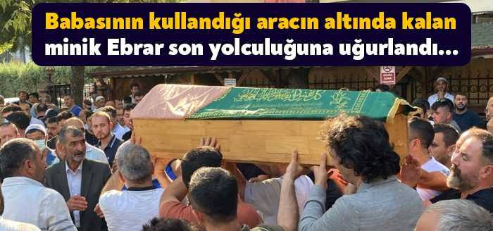 Kocaeli’nin Darıca ilçesinde babasının park etmeye çalıştığı midibüsün açılan kapısından