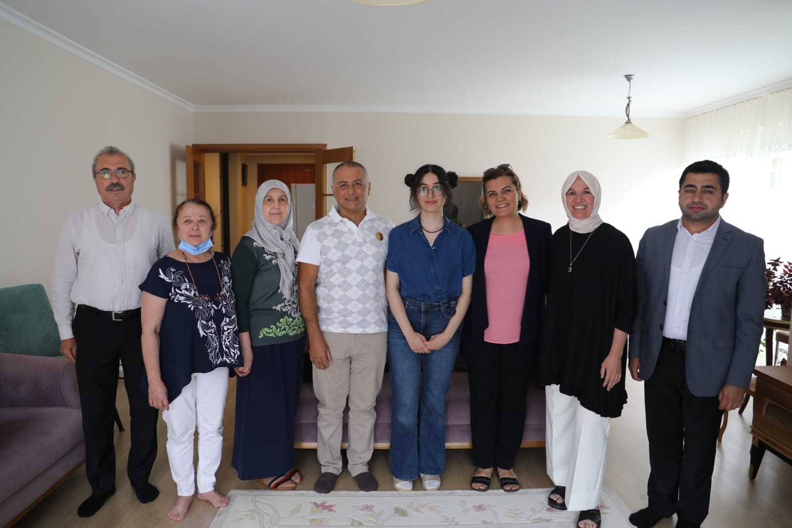 Baskan Hurriyet YKS birincisi Zeynep Dilayi tebrik etti 4
