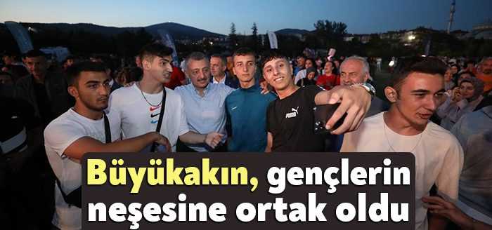 Başkan Büyükakın,  Büyükşehir’in yaz etkinlikleri kapsamında ünlü popçu Murat Dalkılıç’ın
