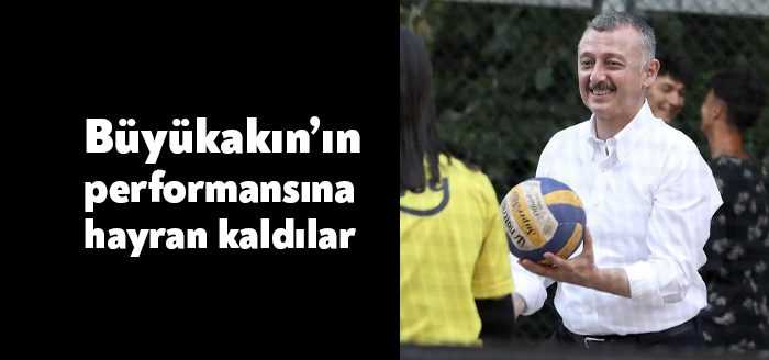 Darıca Millet Bahçesi’nde gençlere sürpriz yapan Kocaeli Büyükşehir Belediye Başkanı