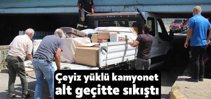 Kocaeli’de gelin çeyizi yüklü kamyonet alt geçitte sıkıştı. Araç, başka
