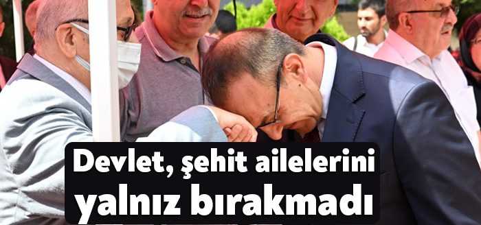 Kocaeli’deki şehitliklere giden Kocaeli Valisi Seddar Yavuz ve beraberindeki heyet,