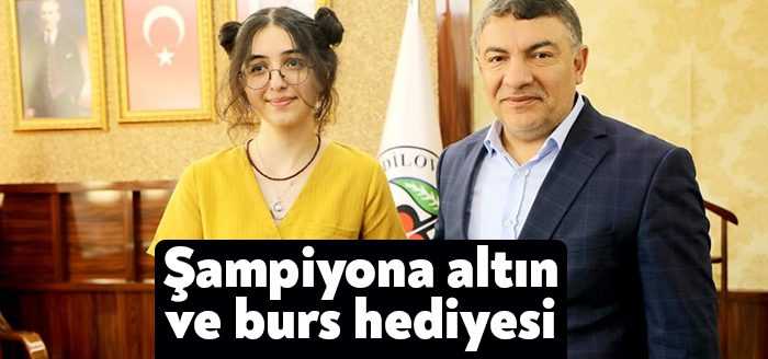 Dilovası Belediye Başkanı Hamza Şayir, YKS Türkiye birincisi olan Zeynep