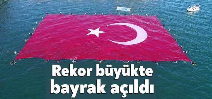 Kocaeli’de 600 metrekarelik dev Türk bayrağı İzmit Körfezi’nde açıldı. Şimdiye