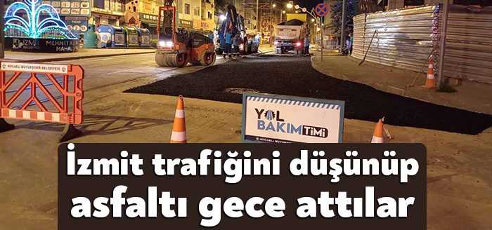 Kocaeli Büyükşehir Belediyesi ekipleri, araç trafiğine engel olmamak için çalışmalarını