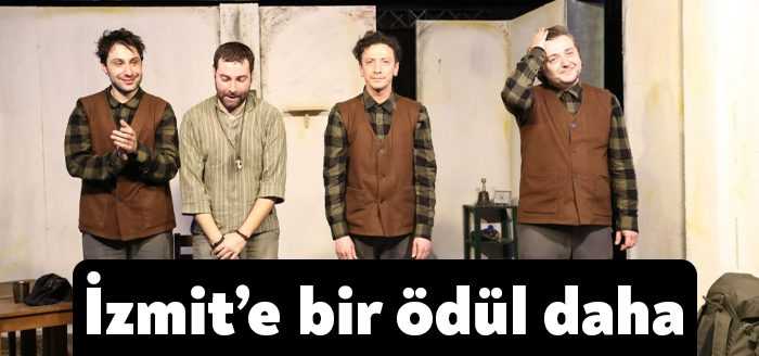 İzmit Belediye Tiyatrosu oyuncusu Durmuş Çetin, ‘Vasati 4 Kişi’ oyunundaki