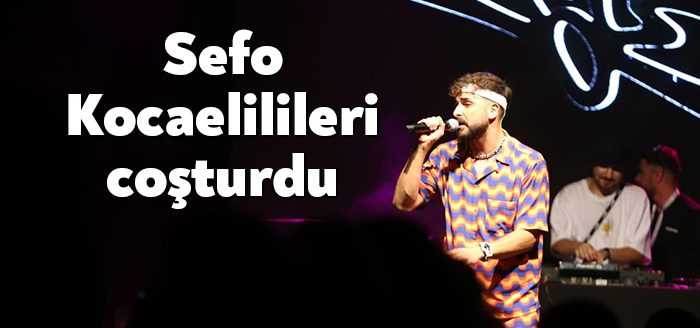 Kocaeli'nin Başiskele ilçesinde ünlü rap sanatçısı Sefo'nun konserinde sevenleri doyasıya