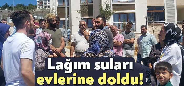 Kocaeli'nin Dilovası ilçesinde bir sitede yaşayan vatandaşlar, evlerinin içine lağım