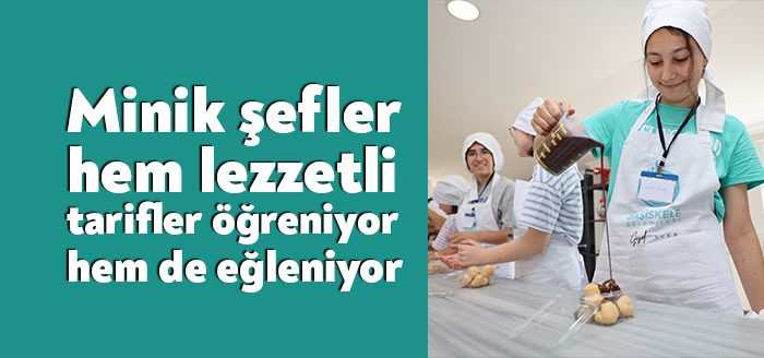 Başiskele Belediyesi tarafından hizmete açılan Başiskele Pastacılık Okulu’nda minik şefler