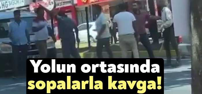 Kocaeli'nin Gölcük ilçesinde trafikte tartışan grup, sopalarla birbirlerine saldırdı. Silah