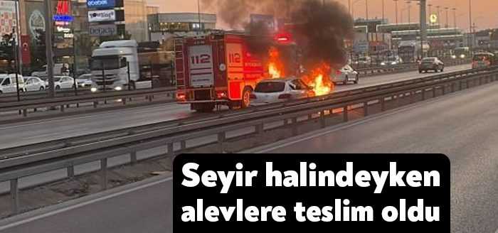 Kocaeli’de seyir halindeyken alev alev yanan otomobil kullanılmaz hale geldi.