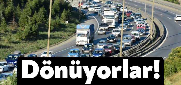 Kocaeli’de TEM Otoyolu İstanbul istikametinde tatil dönüşü trafik yoğunluğu oluştu.