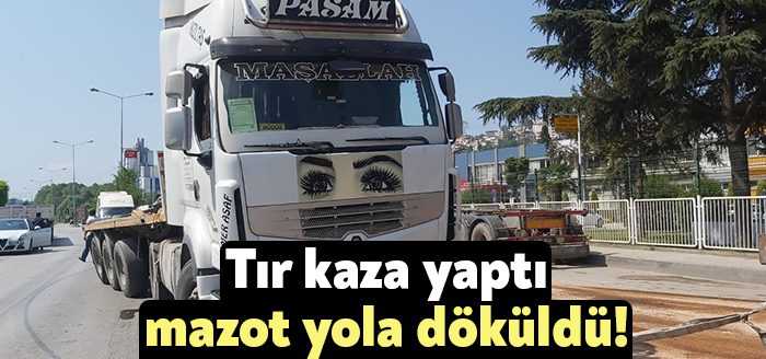 Kocaeli’de direksiyonu kilitlenen tır, refüjün üstündeki direği çarparak kaza yaptı.