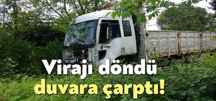 Kocaeli'de virajı dönen kamyon önce yol kenarındaki duvarlara çarptı, ardından