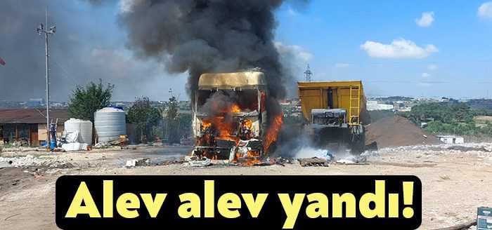 Kocaeli’nin Gebze ilçesinde bir geri dönüşüm fabrikası sahasında bulunan tır