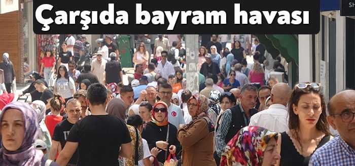 Kocaeli'de Kurban Bayramı arefesinde alışveriş için dışarı çıkan vatandaşlar çarşıya