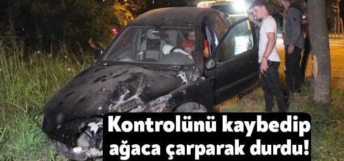 Kocaeli’de sürücüsünün direksiyon hakimiyetini kaybettiği otomobil ağaca çarptı. Toprak zemine