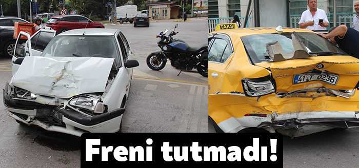 Kocaeli'de rampa aşağıya inerken frenleri tutmadığı iddia edilen otomobil, trafik