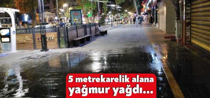 Kocaeli'nin İzmit ilçesinde küçük bir alana yağan yağmur görenleri hayrete