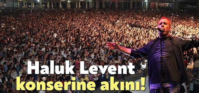 Kocaeli’nin Gebze ilçesinde yüzlerce kişiye konser veren Haluk Levent,