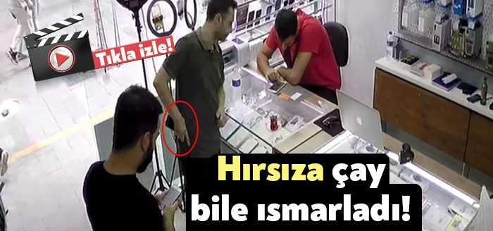  Kocaeli'de bir cep telefonu mağazasına müşteri gibi giren şüpheli, telefonunun