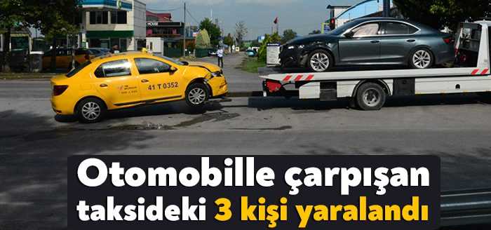 Kocaeli’nin İzmit ilçesinde otomobil ile çarpışan ticari taksideki 3 kişi