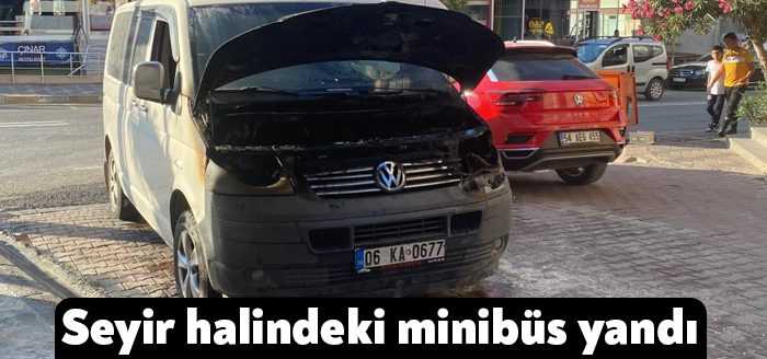 Kocaeli’nin Darıca ilçesinde seyir halindeki minibüste yangın çıktı.