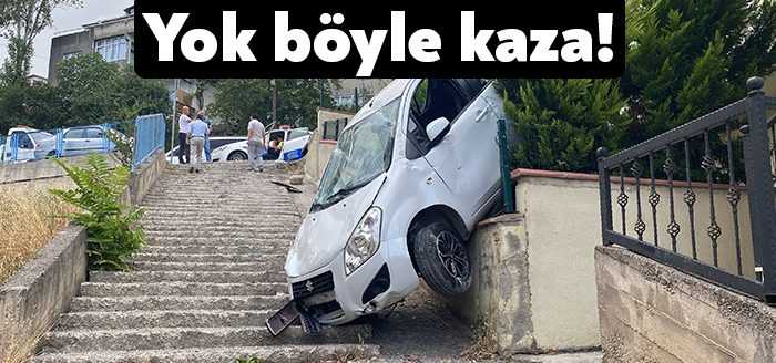 Kocaeli’nin Gebze ilçesinde sokak üzerinde otomobiliyle seyir halinde kadın, karşı