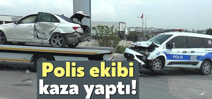  Kocaeli'nin Çayırova ilçesinde göreve giden polis ekibi kaza yaptı. Kazada