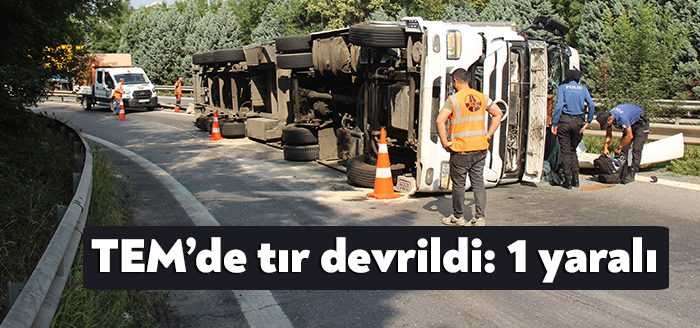 Kocaeli’nin Kartepe ilçesi TEM Otoyolu bağlantı yolunda devrilen tırın sürücüsü