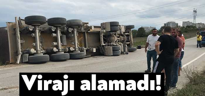 Kocaeli'nin İzmit ilçesinde virajı alamayan kamyon yol kenarında devrildi. Araçta