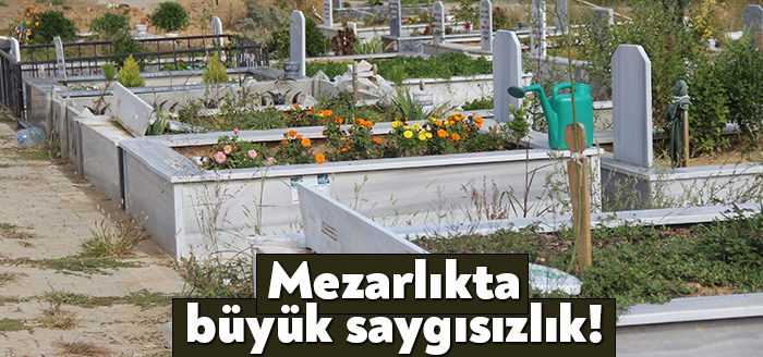 Kocaeli'de bulunan 17 Ağustos Mezarlığı'nda bazı mezar taşları kırıldı ve