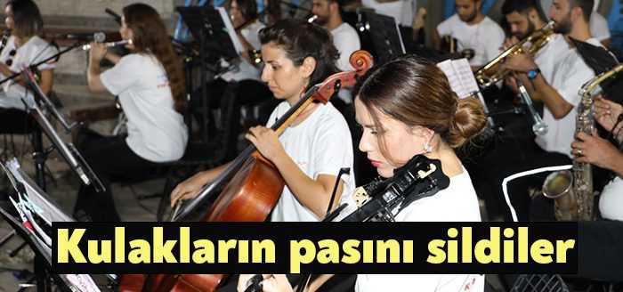 İzmit Belediyesi Kent Orkestrası geçtiğimiz akşam Cumhuriyet Parkı’nda  muhteşem bir