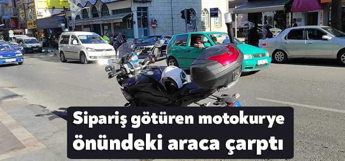 Kocaeli'nin İzmit ilçesinde bir motokurye, sipariş götürürken önündeki araca çarptı.