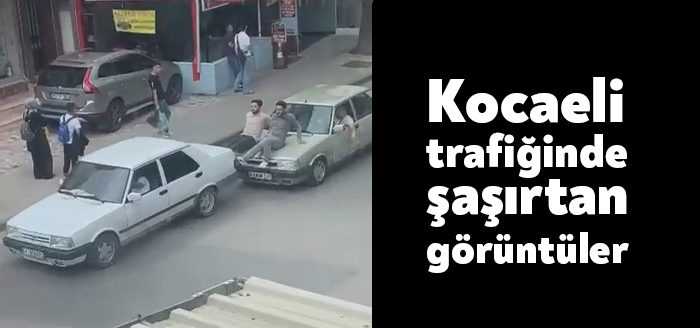 Kocaeli'de bir otomobilin kaputuna oturan şahısların başka bir aracı ayaklarıyla