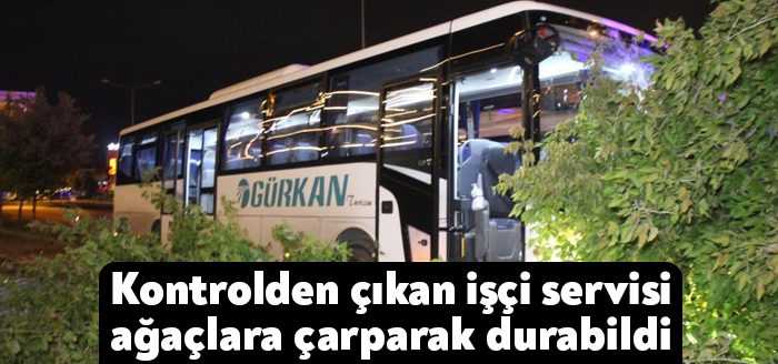 Kocaeli’de sürücüsünün kontrolünden çıkan işçi servisi yol kenarında bulunan aydınlatma